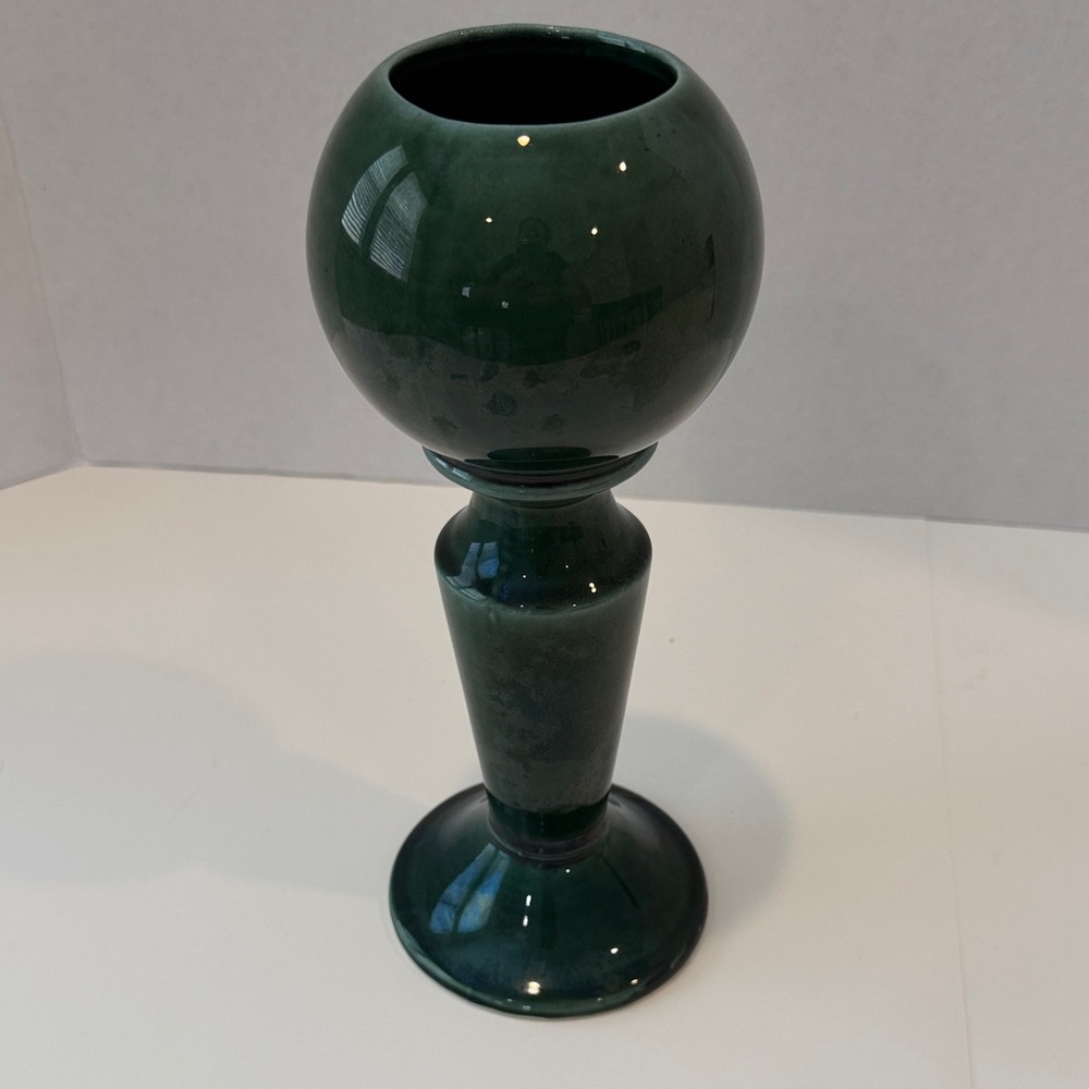 Beautiful Vintage Mid Century Modern Elegant Green Hull Pottery Ceramic Vase
